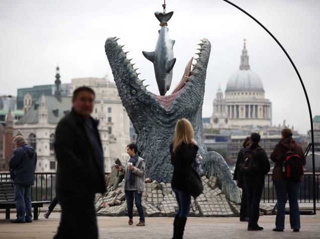 Público passa diante de uma réplica de um Mosassauro, instalado para promover o lançamento em DVD e Blu-Ray do filme Jurassic World em Londres, na Inglaterra - 19/10/2015