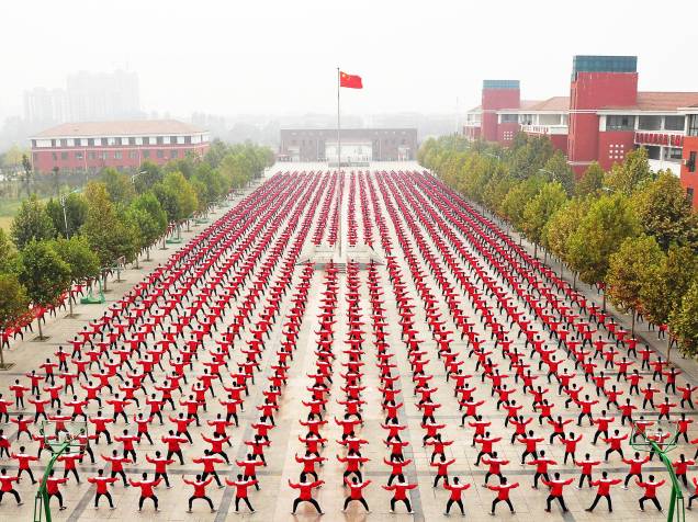 Alunos chineses praticam Taichi no pátio de uma escola em Qinyang, província de Henan. O ato tenta bater o recorde mundial do Guinness Book de maior exposição de artes marciais - 19/10/2015
