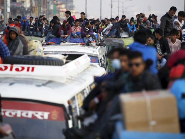 Em Katmandu, capital do Nepal, passageiros tentam se acomodar em ônibus durante percurso em direção ao "Dashain", o maior festival religioso do país - 20/10/2015
