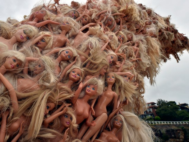 Uma escultura com bonecas foi exibida na exposição Sculpture by the Sea feita pela artista Annette Thas, que acontece na costa de Sydney, na Australia. A maior exposição gratuita ao ar livre do mundo possui mais de 107 esculturas e vai de 22/10 a 8/11