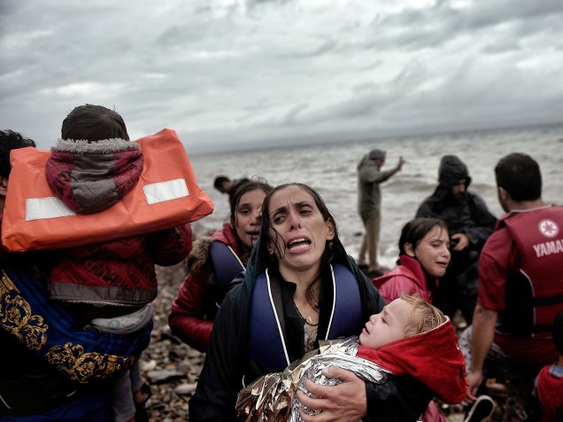 Refugiados e imigrantes chegaram à ilha grega de Lesbos, após cruzar o Mar Egeu vindos da Turquia. O plano europeu para recolocar refugiados em outros países da União Européia pode ser paralisado apenas duas semanas após começar se os Estados participantes não cumprirem com suas obrigações