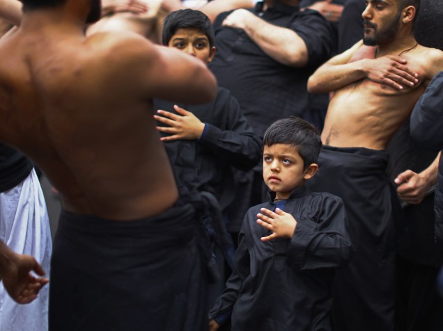 Muçulmanos xiitas batem no peito enquanto participam em um ritual de auto-flagelação, em Manchester, na Inglaterra para celebrar a festa religiosa que lembra o martírio de Hussein, o terceiro imã dos xiitas e neto do profeta Maomé - 23/10/2015