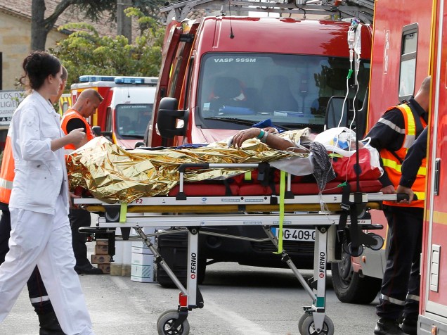 Equipes de resgate trabalham no local de um acidente em Puisseguin, na França. Um veículo que levava membros de um clube de idosos colidiu com um caminhão; pelo menos 42 pessoas morreram - 23/10/2015