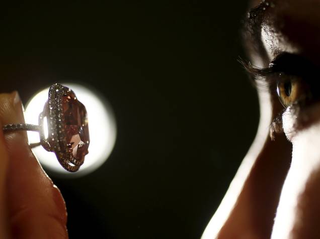 Funcionária da casa de leilões Christie, em Londres posa com um diamante rosa de 16,08 quilates que será leiloado em novembro em Genebra na Suíça. O valor estimado está entre 90 e 110 milhões de reais - 26/10/2015