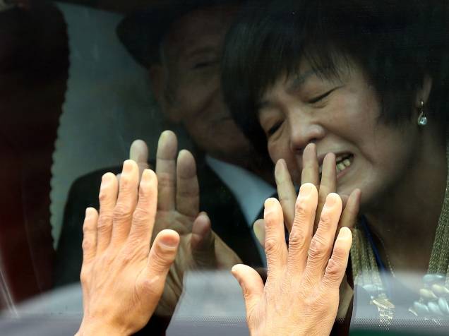 Sul-coreanos se despedem de seus parentes norte-coreanos antes de voltarem para suas casas depois de uma reunião de famílias separadas desde a Guerra da Coreia há 60 anos, em Mount Kumgang,  Coreia do Norte - 26/10/2015