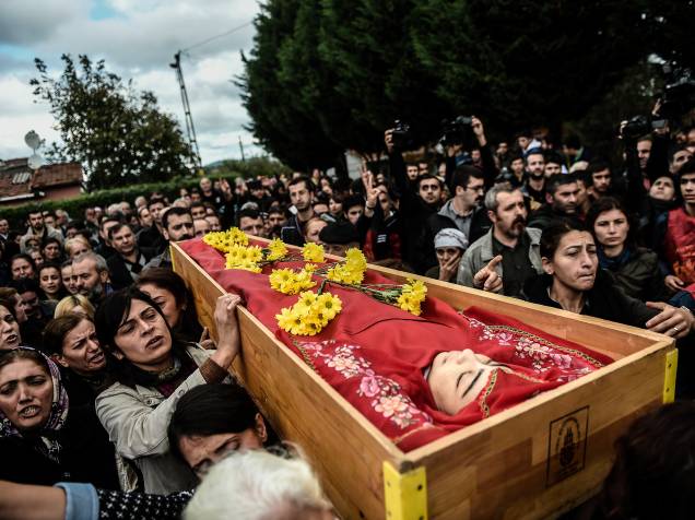 Dezenas de pessoas se aproximam do caixão de Dilek Dogan durante seu funeral em Istambul. Dogan morreu após ser gravemente ferida a tiros durante uma batida policial na casa de sua família no distrito de Sariyer - 26/10/2015