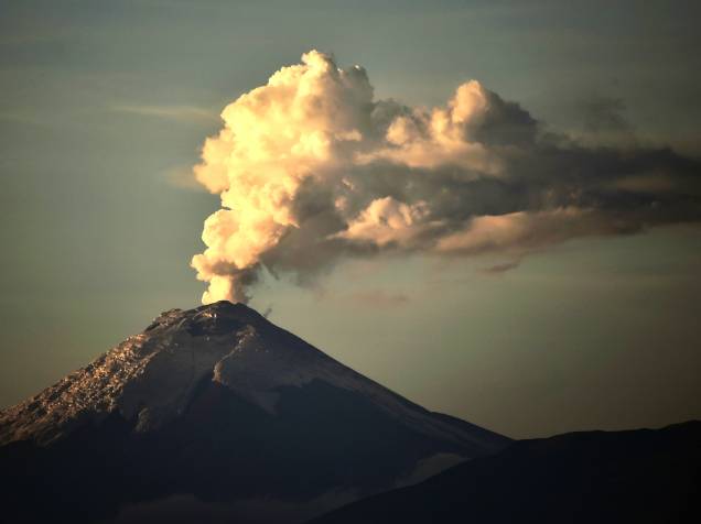 Foto tirada a 45 km de Quito mostra o vulcão Cotopaxi expelindo cinzas. O vulcão é considerado um dos mais perigosos do mundo devido a sua tampa de neve vulnerável em uma erupção e por causa de sua proximidade com áreas densamente povoadas - 26/10/2015