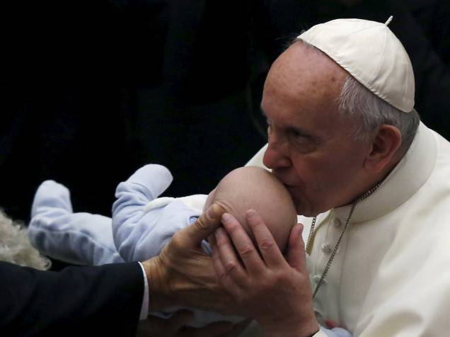 Papa Francisco beija um bebê durante uma audiência especial com a comunidade cigana Sinti na sala Paulo VI, no Vaticano - 26/10/2015