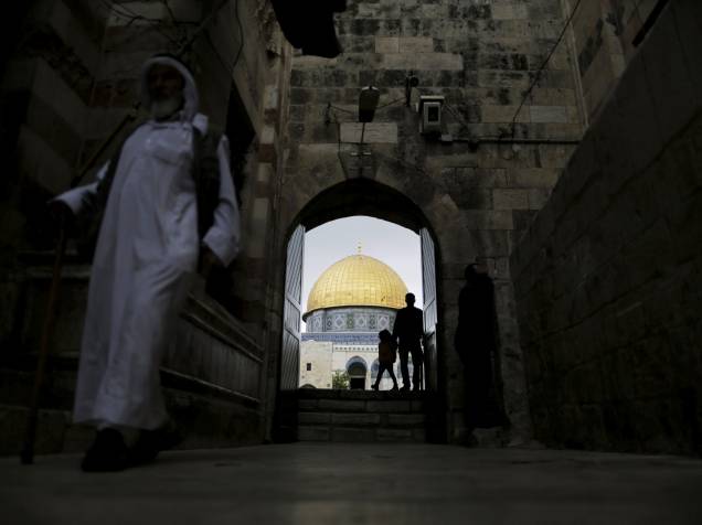 O Domo Rocha é visto enquanto pessoas atravessam na entrada para o complexo conhecido pelos muçulmanos como o Nobre Santuário e pelos judeus como Monte do Templo na Cidade Velha de Jerusalém - 26/10/2015