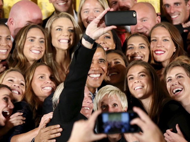 Presidente Barack Obama, posa para uma selfie com as atletas da seleção de futebol feminino dos Estados Unidos durante cerimônia que homenageia as últimas campeãs da Copa do Mundo da Fifa na Casa Branca, em Washington