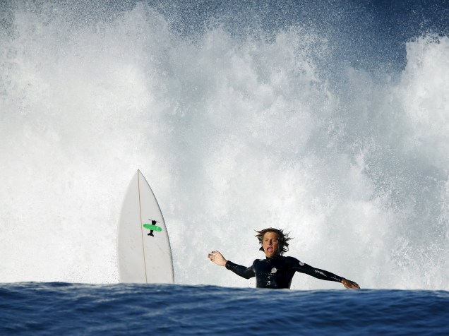 Surfista é jogado para frente enquanto tenta pegar uma onda em Cardiff, na Califórnia