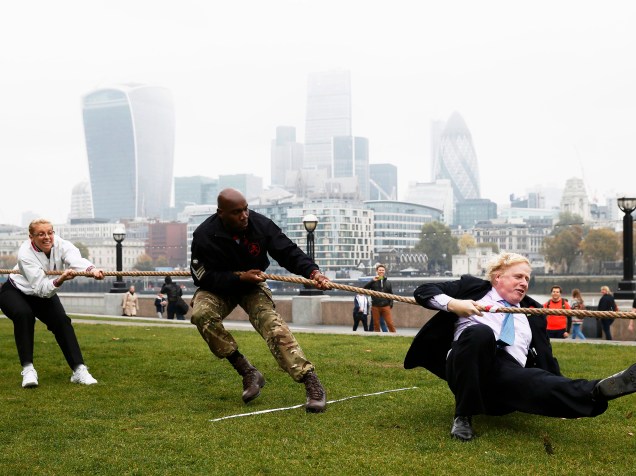 O prefeito de Londres, Boris Johnson, participa de um cabo de guerra com os membros das forças armadas para lançar o London Poppy Day, em Londres. O evento busca arrecadar dinheiro para os membros aposentados e suas famílias - 27/10/2015