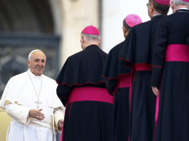 Papa Francisco cumprimenta bispos durante sua chegada à Praça de São Pedro para a audiência semanal - 28/10/2015