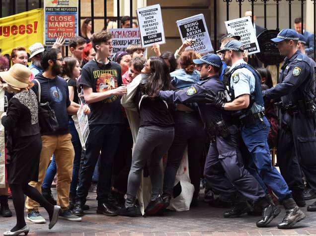 Policiais detém manifestantes pró-refugiados diante da sede da Transfield Services, em Sydney. A companhia rejeitou as alegações de que seus funcionários estejam envolvidos em violações de direitos humanos nestes locais, alvos também de críticas da ONU - 28/10/2015