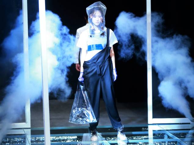 Modelo desfila coleção desenhada por Wei Chao, durante o China Fashion Week em Pequim - 28/10/2015