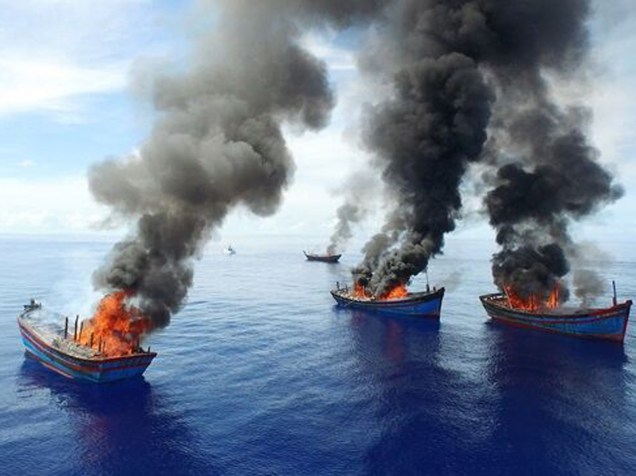 Foto divulgada nesta quarta-feira (28) mostra barcos que faziam pesca ilegal sendo queimados na pequena ilha de Palau, no Pacífico. A ilha criou um dos maiores santuários marinhos do mundo, visando restaurar o oceano para futuras gerações