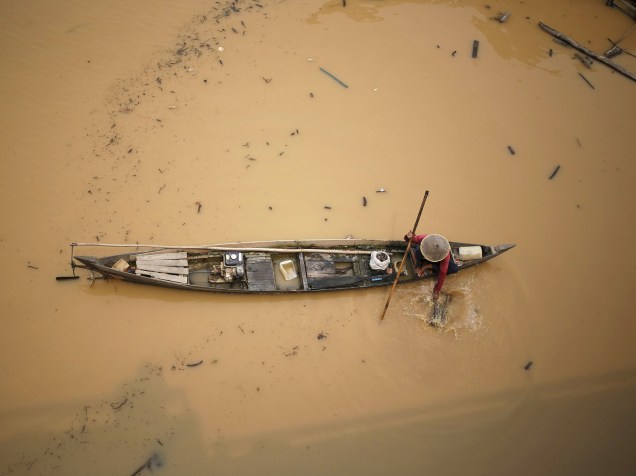 Pescador indonésio verifica sua armadilha no rio Kahayan em Palangkaraya, após fortes chuvas que atingiram a região nos últimos dias - 29/10/2015