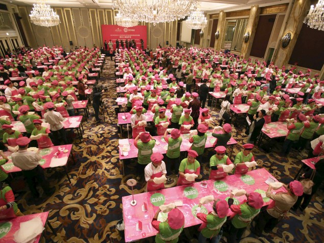 Um grupo de 511 pizzaiolos chineses bateram o recorde de "mais gente abrindo massa de pizza" em um hotel em Xangai. De acordo com a mídia local, o recorde deve entrar para o Guinness Book - 29/10/2015