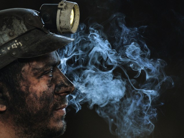 Trabalhador visto no final de seu último turno na mina de carvão da cidade de Petrila, a mais antiga da Romênia e mais profunda da Europa, aberta em 1859 sob o austro-húngaro, foi fechada nesta sexta-feira - 30/10/2015