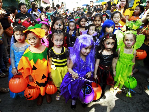 Crianças usam trajes durante um desfile de Halloween na cidade de Paranaque, nas Filipinas - 30/10/2015