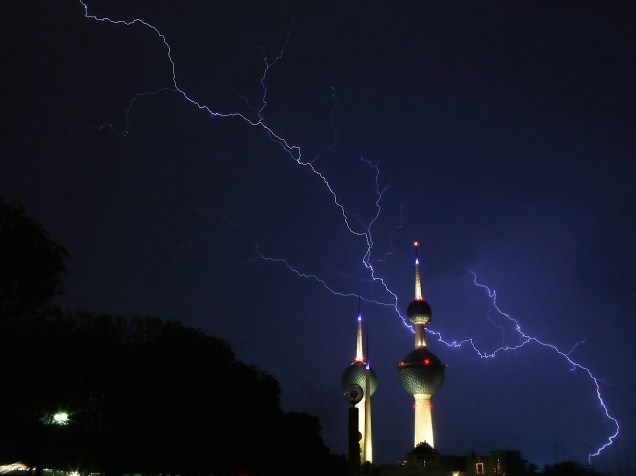 Relâmpagos são vistos no céu sobre a Kuwait Towers durante uma tempestade que atingiu o golfo do emirado - 30/10/2015