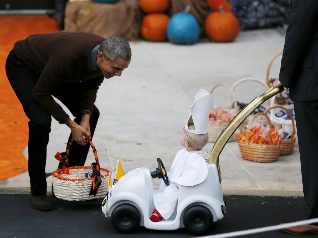 Presidente dos Estados Unidos, Barack Obama recebe uma criança vestida como papa Francisco no gramado da Casa Branca durante celebração do halloween em Washington - 30/10/2015