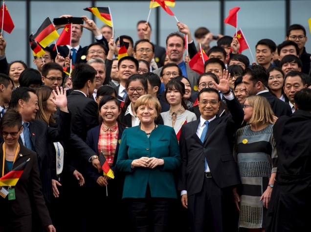 Ao lado do primeiro-ministro Li Keqian, a chanceler da Alemanha, Angela Merkel, participa de evento com estudantes após visita a universidade de Hefei, capital da província de Anhui, no leste da China - 30/10/2015