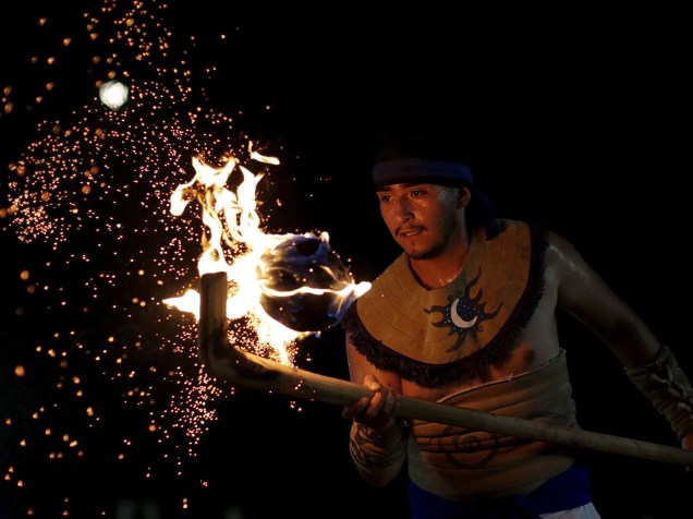 Índio exibe performance durante apresentação de um jogo conhecido como La Batalla, em Palmas, no Tocantins - 30/10/2015