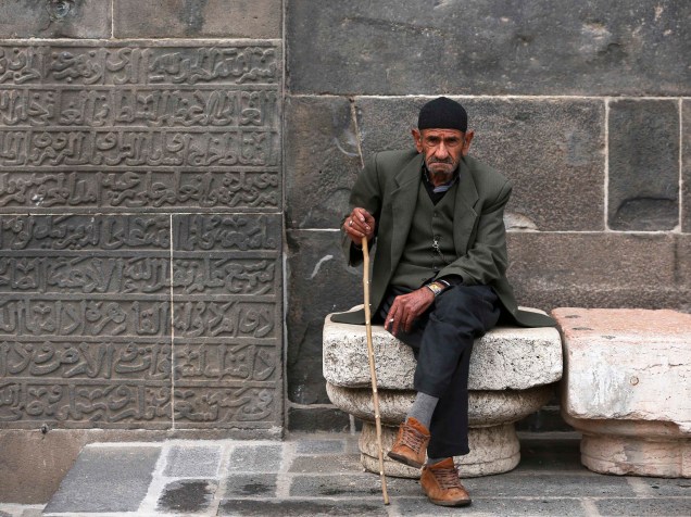 Homem é fotografado enquanto aguarda a abertura de uma mesquita na cidade curda de Diyarbakir, na Turquia - 30/10/2015