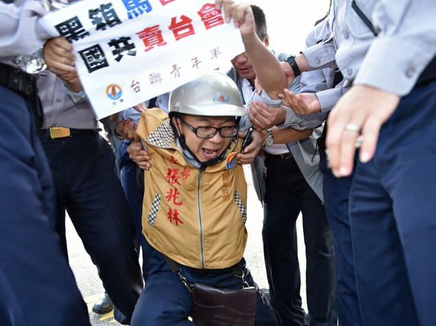 Ativista pró-independência é detido por ter atirado uma bomba de fumaça em frente ao Palácio Presidencial, em Taipei, Taiwan. Os presidentes da China e Taiwan se reunirão neste fim de semana em Cingapura na tentativa de reaproximação dos países