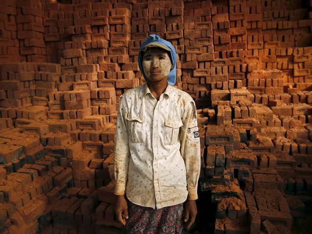 Trabalhadora é fotografada em uma fábrica de tijolos na periferia de Yangon, em Mianmar