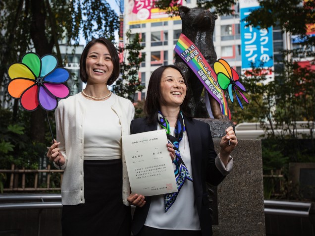 Koyuki Higashi e sua companheira Hiroko Masuhara mostram o certificado de união civil ao deixar o escritório do distrito de Shibuya - que faz parte de Tóquio - como o primeiro casal a obter o documento - 05/11/2015