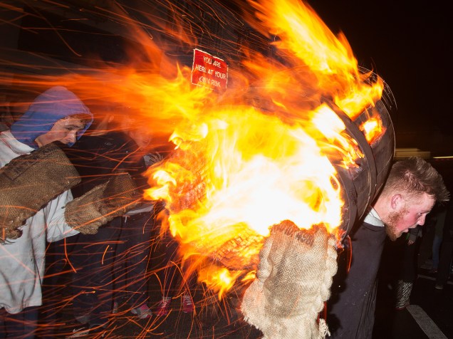 Homem carrega um barril em chamas durante um festival na cidade de Ottery St Mary, na Inglaterra. O objetivo da tradicional competição de mais de 400 anos, é correr o máximo de tempo possível carregando os objetos pegando fogo - 05/11/2015