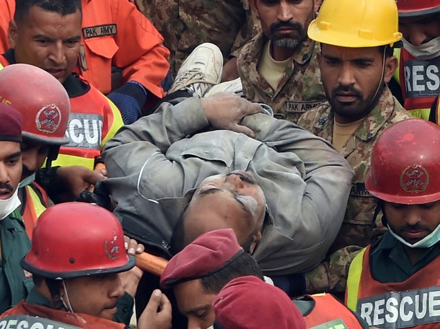 Equipes de resgate paquistanesas removem sobrevivente encontrado na tarde de hoje nos escombros de uma fábrica que desabou na periferia de Lahore na quarta-feira. As equipes conseguiram retirar dos escombros outras 99 pessoas com vida, e ainda procuram por desaparecidos. O desastre deixou pelo menos 18 pessoas mortas