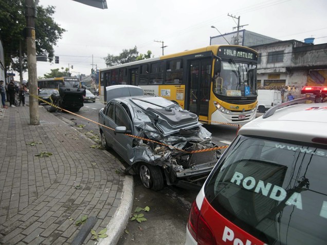 Perseguição policial terminou em um grave acidente na manhã desta quinta-feira (5) na avenida Marechal Tito, na zona leste de São Paulo. O carro, que era roubado, bateu em outro veículo durante a fuga e capotou