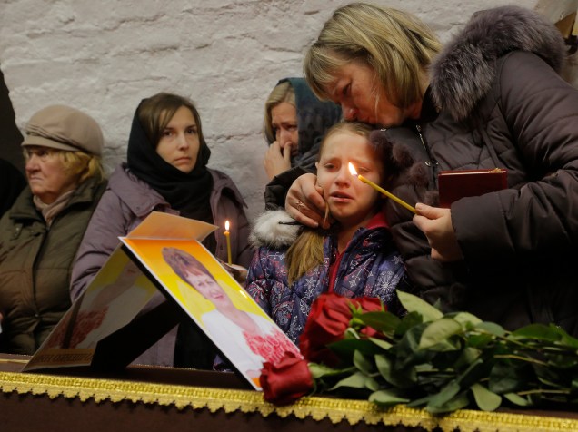 Criança chora durante cerimônia para Nina Lushchenko, vítima da queda do avião russo no Egito, em um cemitério de São Petesburgo, na Rússia. O Airbus A321 caiu no sábado (31), pouco depois de decolar, matando as 224 pessoas a bordo