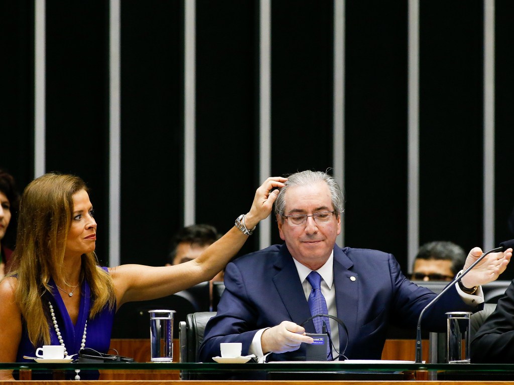 O presidente da Câmara dos Deputados, Eduardo Cunha (PMDB-RJ), e a mulher, Cláudia Cruz, na tribuna do plenário.