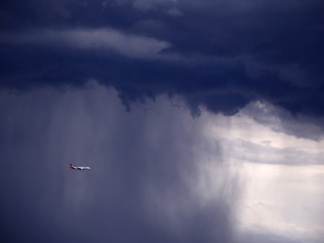 Avião enfrenta chuva pesada durante tempestade enquanto se move em direção à cidade de Sydney, Austrália - 06/11/2015