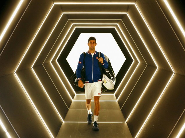 O tenista sérvio Novak Djokovic atravessa um túnel antes de chegar à quadra para a partida contra o checo Tomas Berdych válida pelo Masters 1000 de Paris, na França - 06/11/2015