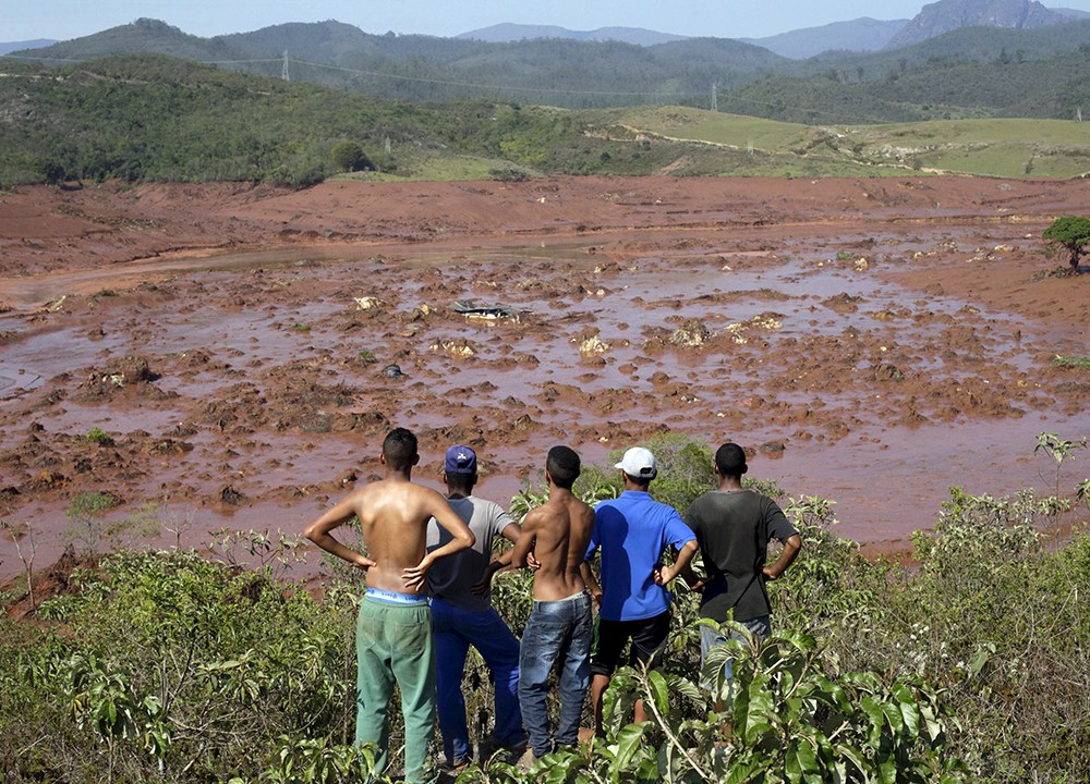 Mar de lama causado pelo rompimento da barragem da mineradora Samarco Fundão, em Mariana, Minas Gerais. De acordo com o Corpo de Bombeiros, ao menos dez pessoas estão desaparecidas