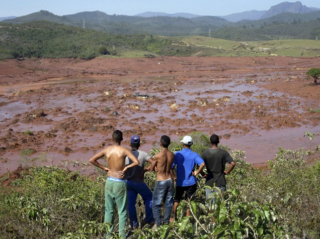 Mar de lama causado pelo rompimento da barragem da mineradora Samarco Fundão, em Mariana, Minas Gerais. De acordo com o Corpo de Bombeiros, ao menos dez pessoas estão desaparecidas