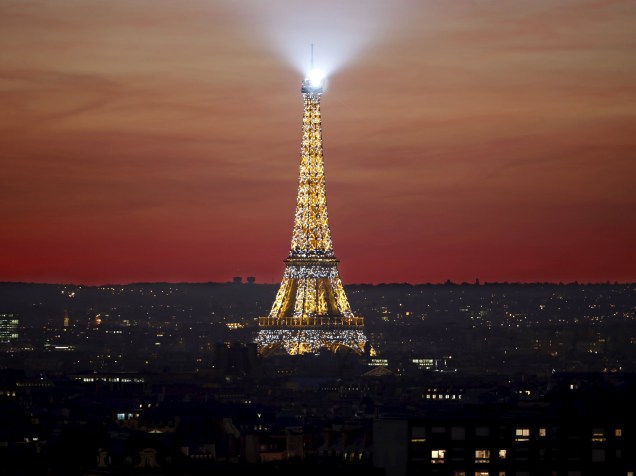 A Torre Eiffel é vista no por do sol em Paris. A capital francesa vai sediar a Conferência Mundial de Mudanças Climáticas 2015 a partir de 30 de novembro - 09/11/2015