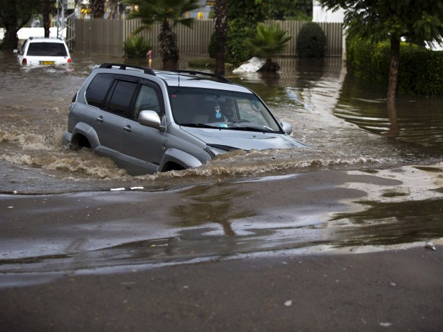 Motorista tenta atravessar uma rua inundada na cidade de Ashkelon, em Israel. Chuvas torrenciais inundaram ruas da cidade em menos de uma hora, varrendo veículos e deixando famílias presas em suas casas - 09/11/2015