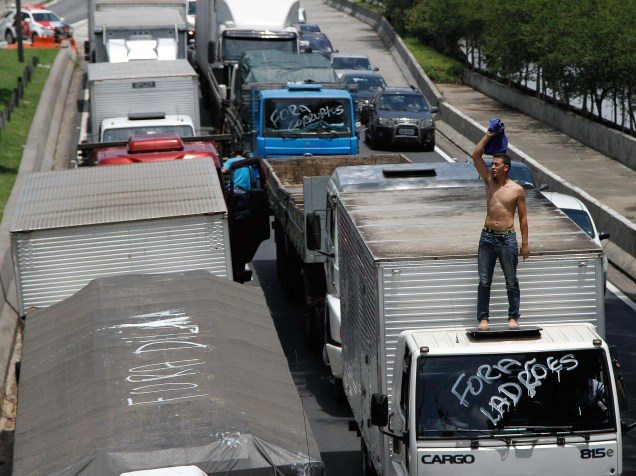 Protesto dos caminhoneiros na Marginal Tietê, em São Paulo, SP, nesta segunda-feira (09)