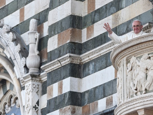 Papa Francisco saúda a multidão durante visita pastoral à catedral de Prato, região da Toscana, na Itália - 10/11/2015