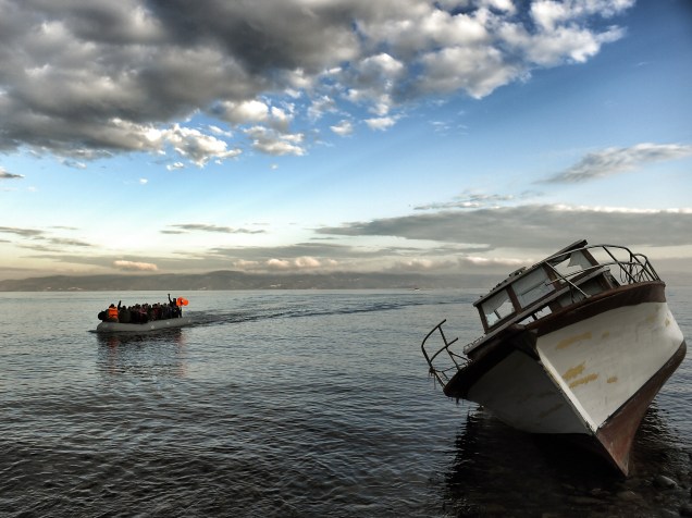 Barco transportando refugiados cruza o Mar Egeu da Turquia para a ilha grega de Lesbos - 10/11/2015