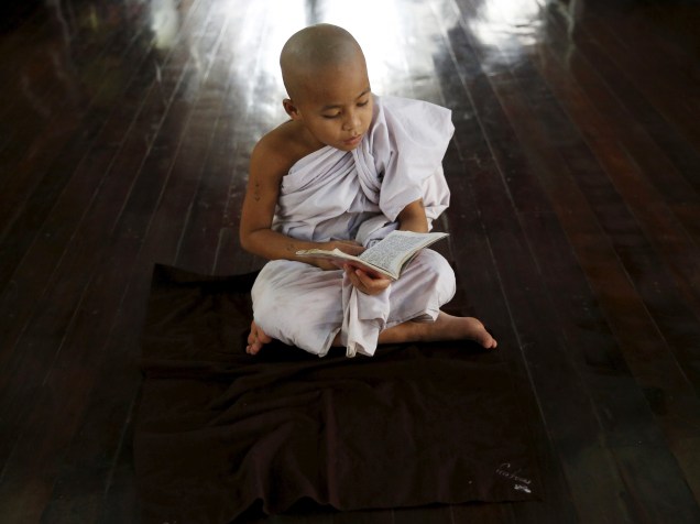 Zarnayar, monge noviço de 11 anos, estuda textos budistas em um monastério fora Mandalay, em Myanmar - 10/11/2015