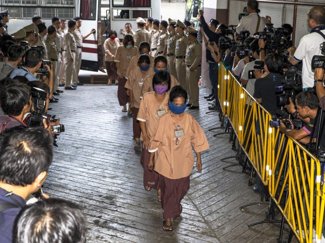 Suspeitos de tráfico de pessoas são levados ao tribunal para julgamento em Bangcoc, na Tailândia - 10/11/2015