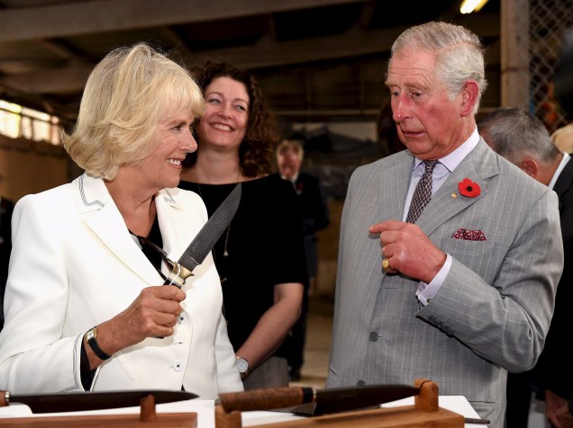 O príncipe britânico Charles, brinca com sua mulher Camilla, durante visita à vinícola de Seppeltsfield, na Austrália - 10/11/2015