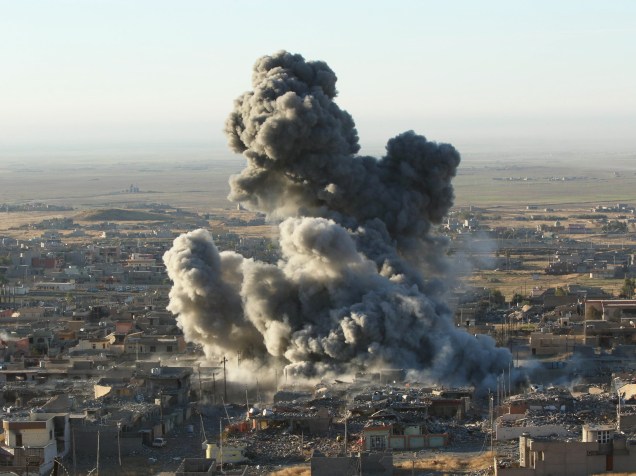 Fumaça é vista após ataque aéreo liderado pelos EUA contra o Estado Islâmico na cidade de iraquiana de Sinjar  - 12/11/2015